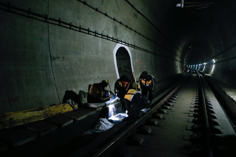 满城铁路运营隧道病害现状